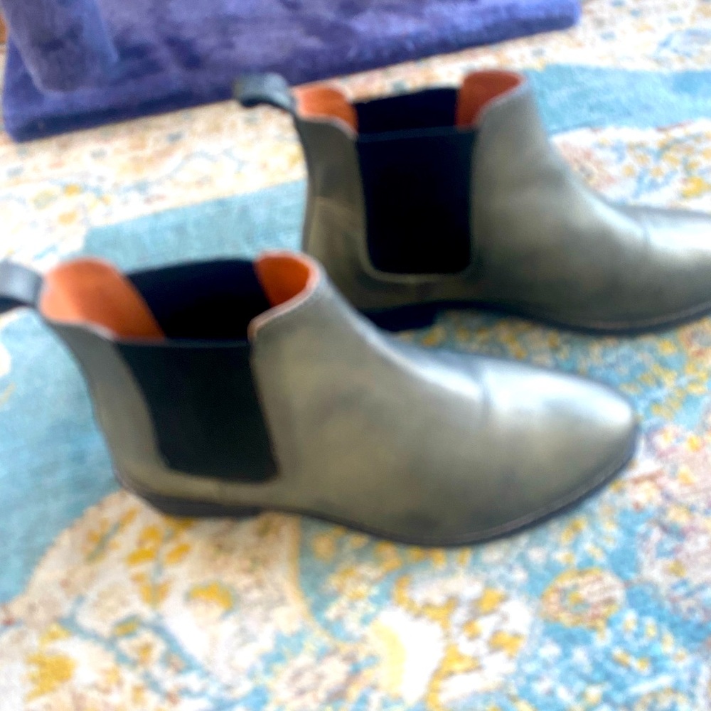 Eight Second Angel Silver Leather Boots Size 8